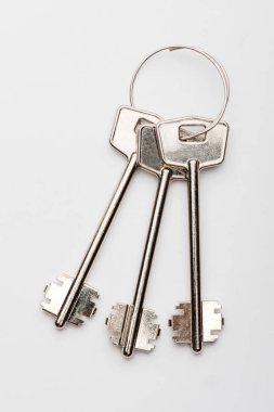 beyaz zemin üzerinde kapının anahtarları