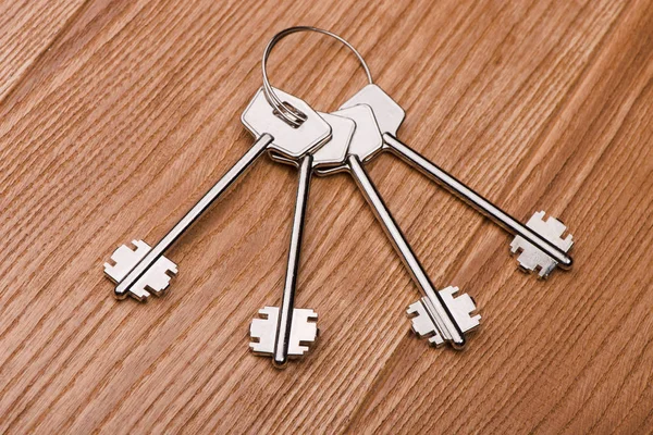 Schlüssel Zur Tür Auf Dem Tisch — Stockfoto