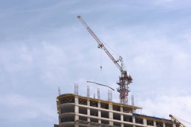 çok katlı bina inşaatı. İnşaat Vinç