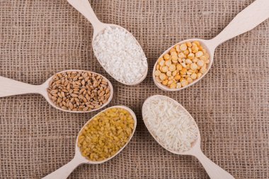 Tahıllar içinde tahta kaşıklar. hububat ürünleri yelpazesi