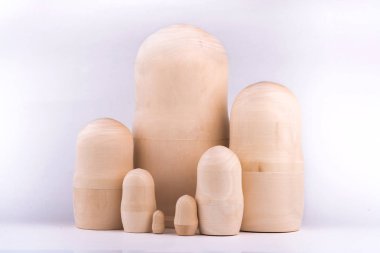 Rus bebek beyaz zemin üzerinde. ahşap