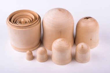 Rus bebek beyaz zemin üzerinde. ahşap