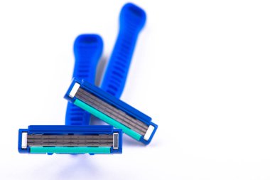 beyaz zemin üzerine jilet