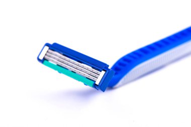 beyaz zemin üzerine jilet