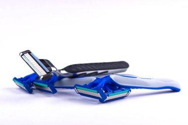 beyaz zemin üzerine jilet