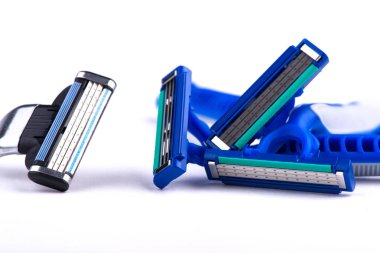 beyaz zemin üzerine jilet