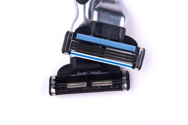 beyaz zemin üzerine jilet