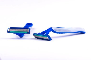 beyaz zemin üzerine jilet