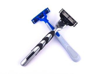 beyaz zemin üzerine jilet