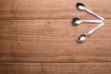 tabloda çay kaşığı