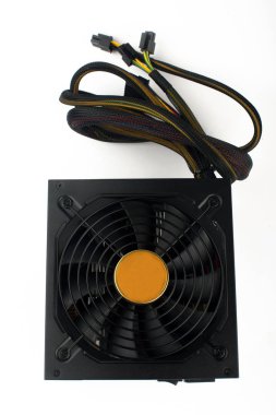 güç kaynağından gelen tel. bilgisayarın güç kaynağından