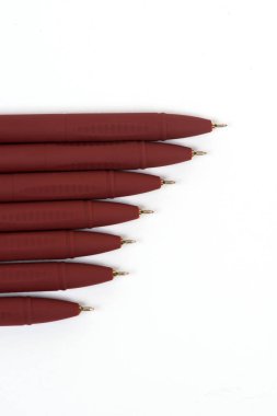 tükenmez kalemler yakın çekim. Birçok kalem. Kırtasiye