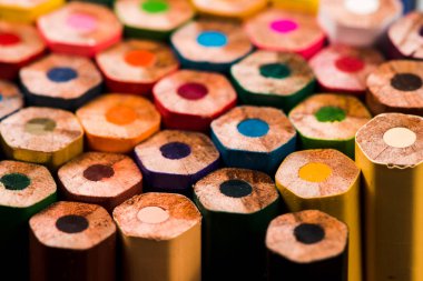 renkli kalemler yakın. çizim için kalemler. renkli kalemler