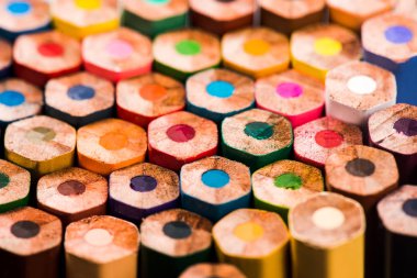 renkli kalemler yakın. çizim için kalemler. renkli kalemler