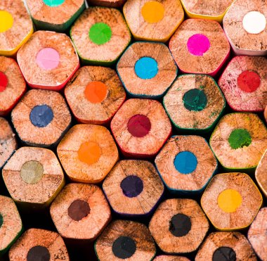 renkli kalemler yakın. çizim için kalemler. renkli kalemler