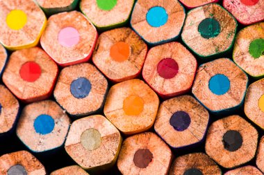 renkli kalemler yakın. çizim için kalemler. renkli kalemler