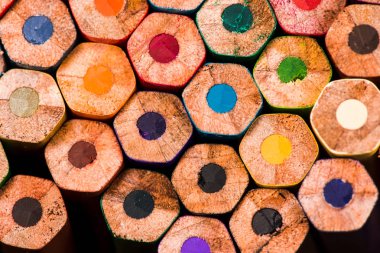 renkli kalemler yakın. çizim için kalemler. renkli kalemler