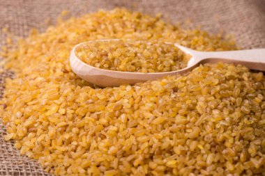 kabuğu çıkarılmış tane bulgurun kapatın. yemek indigrient