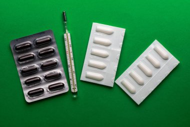 Rektal fitil. vajinal fitil. bir antibiyotik ile mumlar. zayıflama mumlar. Fade mumlar. kontraseptif mumlar