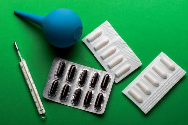 Rektal fitil. vajinal fitil. bir antibiyotik ile mumlar. zayıflama mumlar. Fade mumlar. kontraseptif mumlar