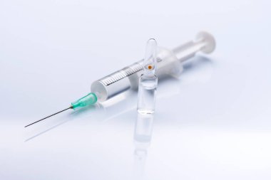 şırınga yakın. enjeksiyon şişesi