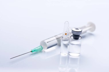 şırınga yakın. enjeksiyon şişesi