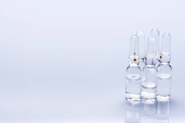 şırınga yakın. enjeksiyon şişesi