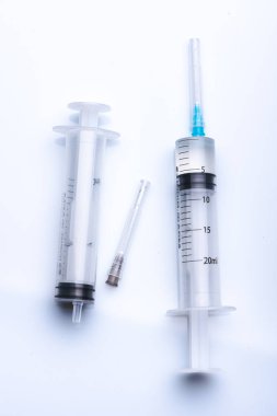 Şırıngayı kapat. Enjeksiyon için ampuller.