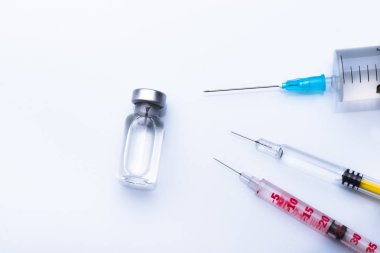 Şırıngayı kapat. Enjeksiyon için ampuller.