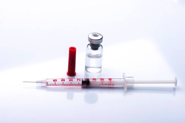 Şırıngayı kapat. Enjeksiyon için ampuller.