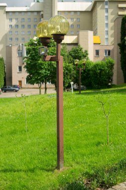 sokakta lamba. aydınlatma ile sütunlar. sokak lambası
