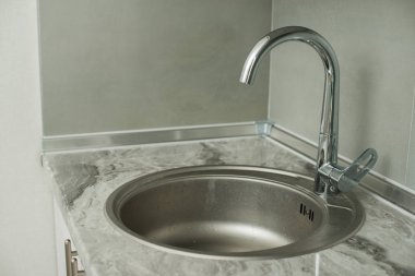 mutfakta lavabo. smesitel yakın çekim.