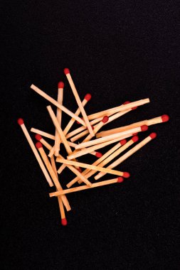 siyah bir arka plan üzerinde eşleşir. maçlar yakın