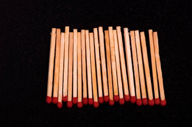 siyah bir arka plan üzerinde eşleşir. maçlar yakın