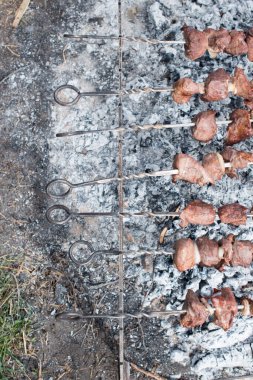 Şiş kebap yakın çekim. ızgara pişirme.