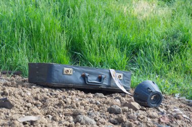 Orman çöpe. Eski kırık bavul