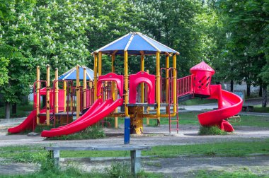 Çocuk Bahçesi parkta baharda boş