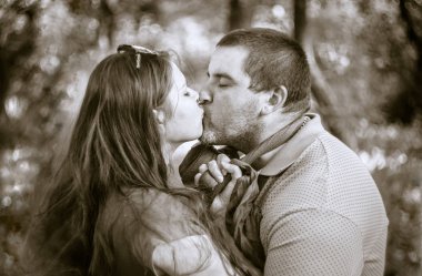 Mutlu çift romantik vakit geçiriyor. Tek renkli stil.