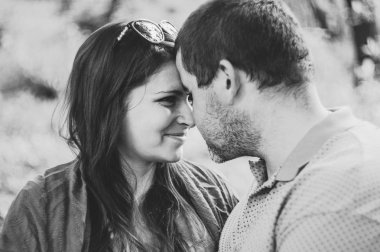 Mutlu çift romantik vakit geçiriyor. Tek renkli stil.