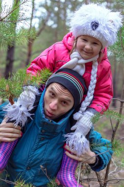 Baba ve kızı sonbahar ormandaki.