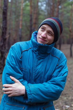 Kırsal bir adam bir çam ormanında sonbahar zamanında poz