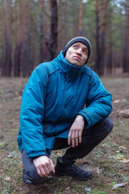 Kırsal bir adam bir çam ormanında sonbahar zamanında poz