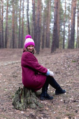 Sonbahar ormandaki şirin kırsal kadın.