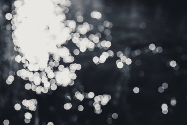 Su bokeh arka plan lekeler güneş ışığı ile bulanıklık. Tek renkli fotoğraf