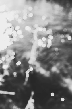 Su bokeh arka plan lekeler güneş ışığı ile bulanıklık. Tek renkli fotoğraf