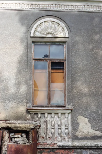 Oude Gebroken Raam Verlaten Gebouw — Stockfoto