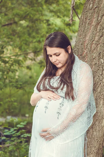 Donna Incinta Abito Bianco Nella Foresta — Foto Stock