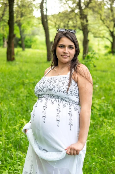 Έγκυος Γυναίκα Στην Λευκή Φόρεμα Στο Δάσος — Φωτογραφία Αρχείου