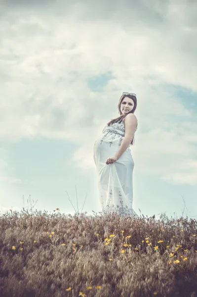 Femme Enceinte Robe Blanche Dans Une Prairie Contre Ciel Nuageux — Photo