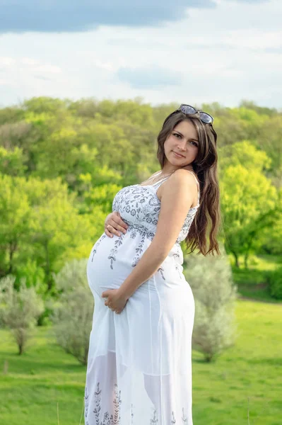 Zwangere Vrouw Witte Jurk Rustend Een Weide Bloei Zomer — Stockfoto